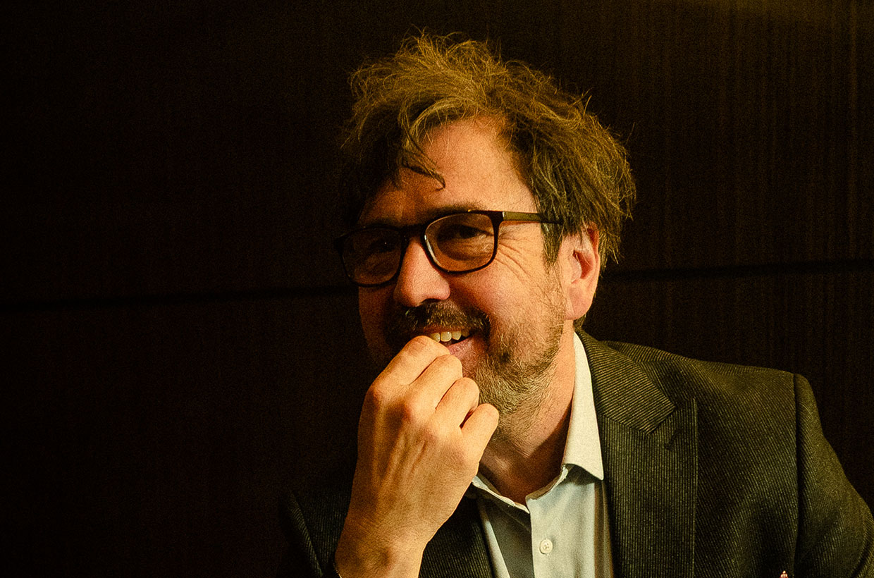 Portrait von Achim Erz mit schmunzelndem Blick